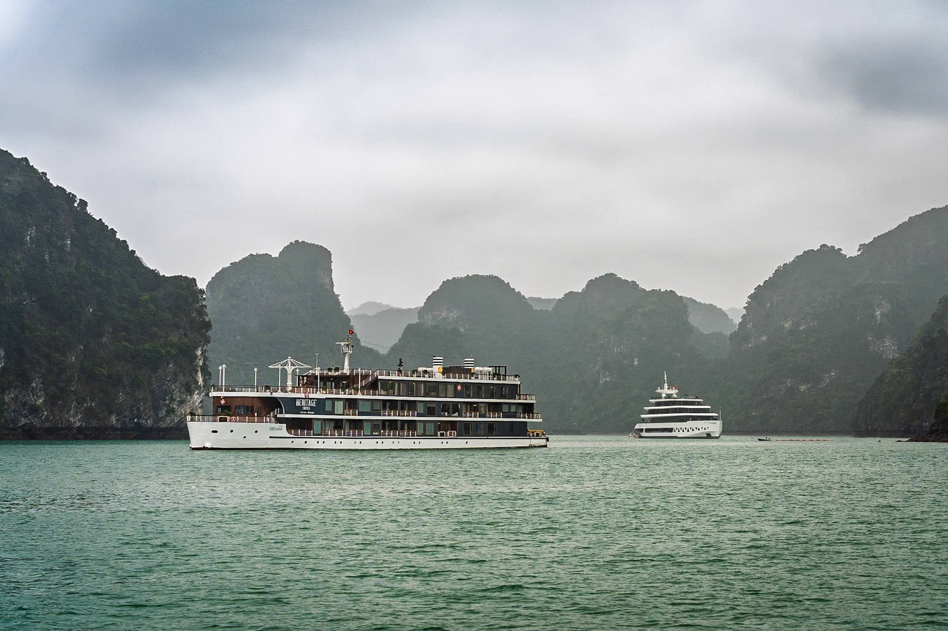 Boat trip in Halong Bay