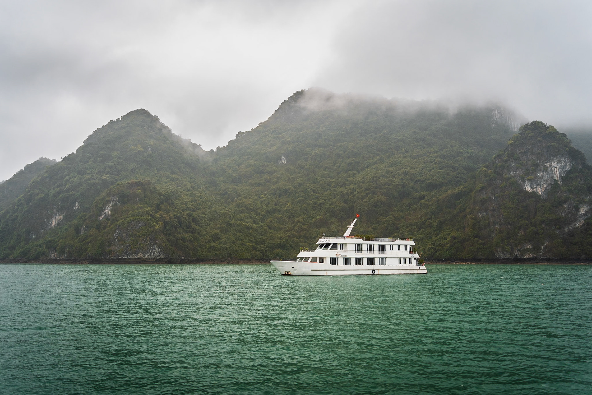 Boat trip in Halong Bay