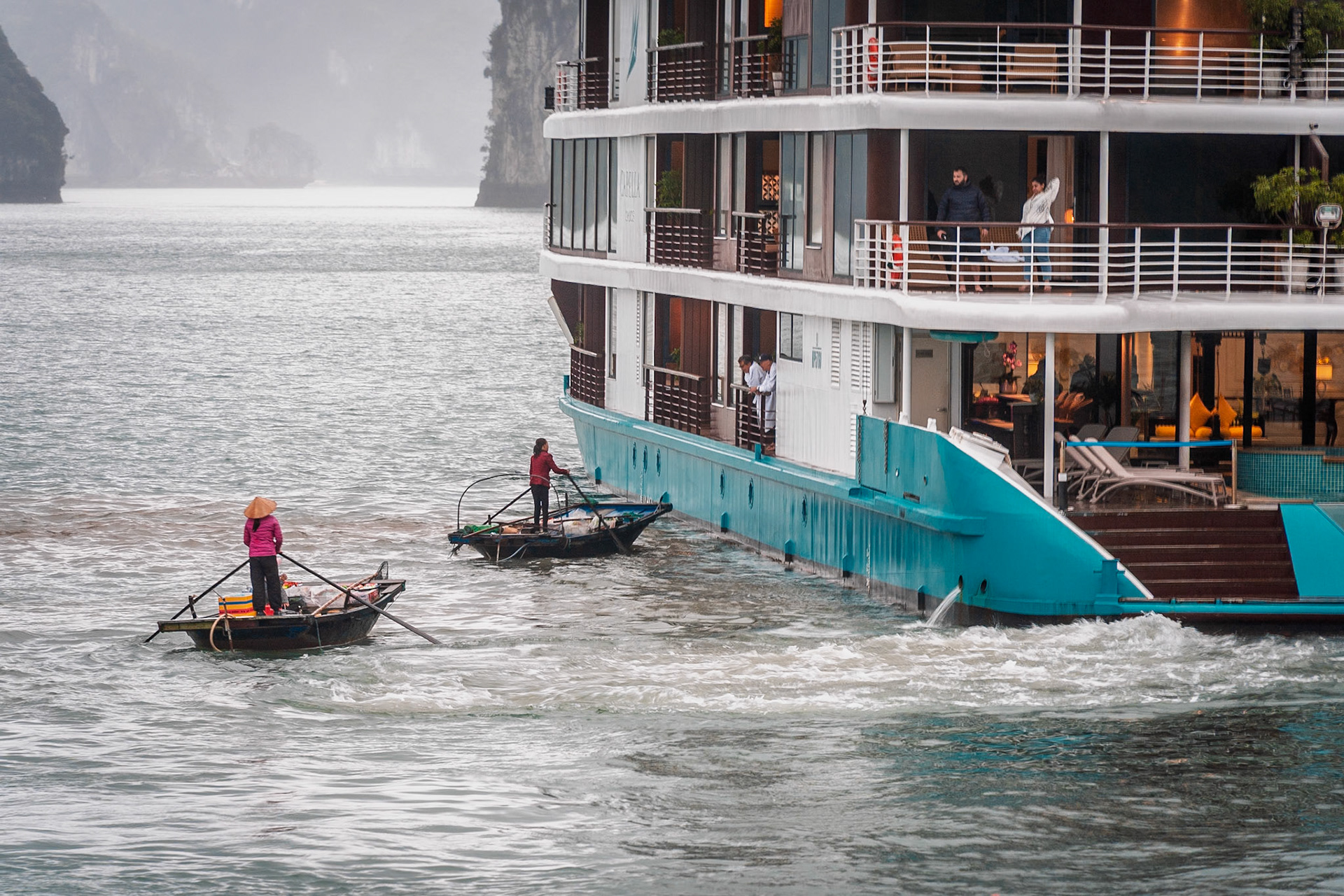 Boat trip in Halong Bay