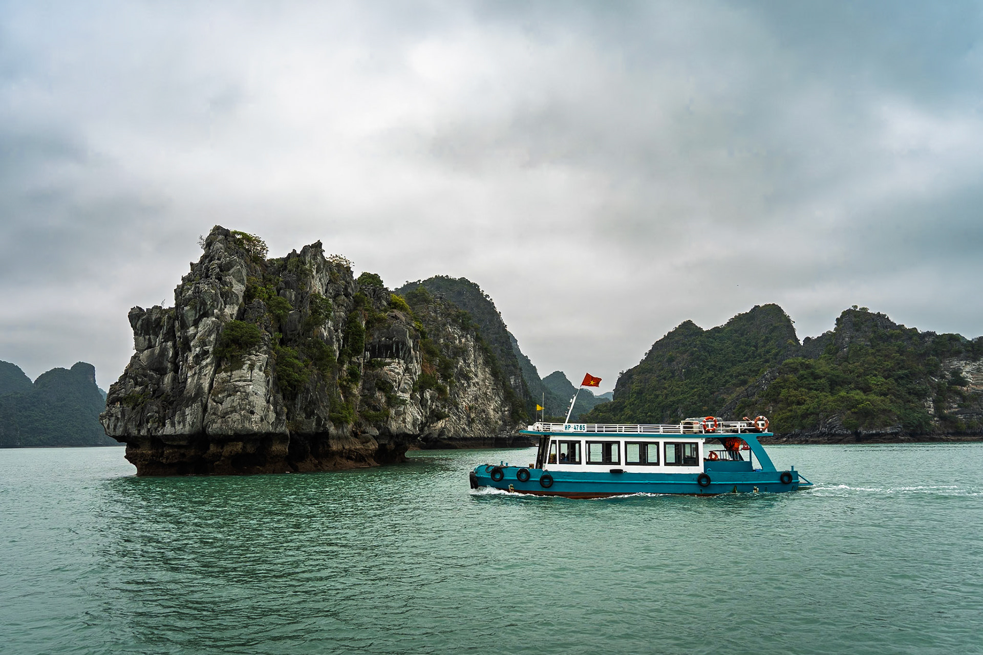 Boat trip in Halong Bay