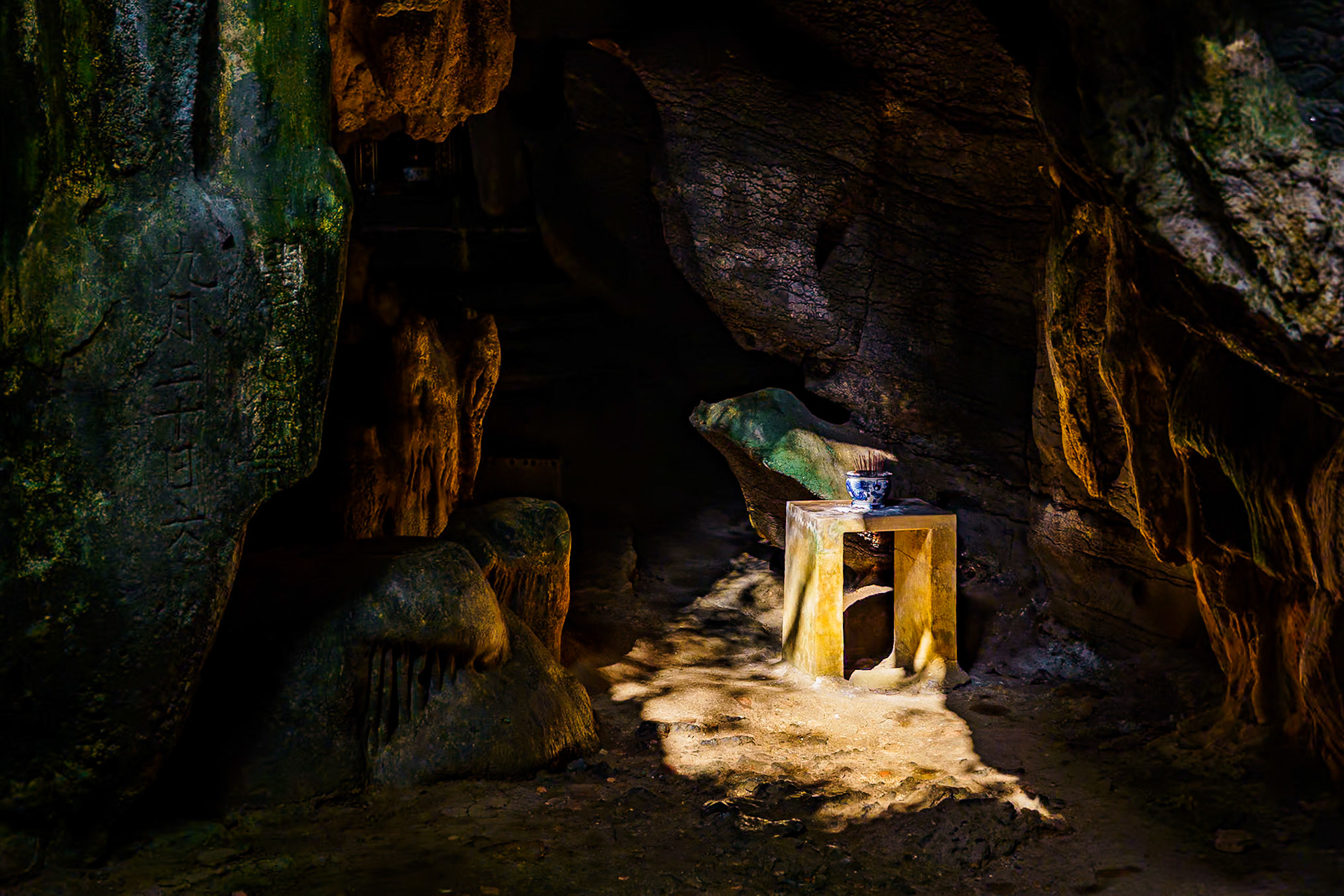 Bích Động Pagoda cave