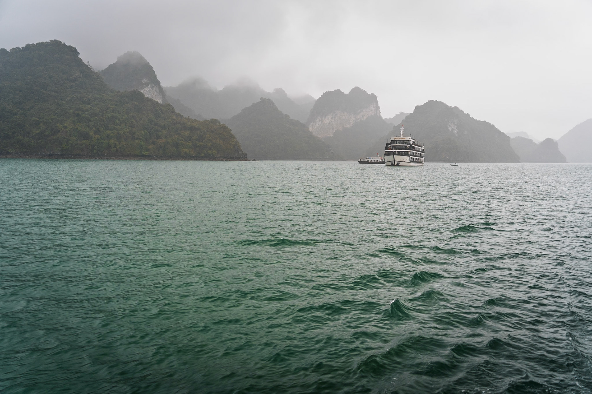 Boat trip in Halong Bay