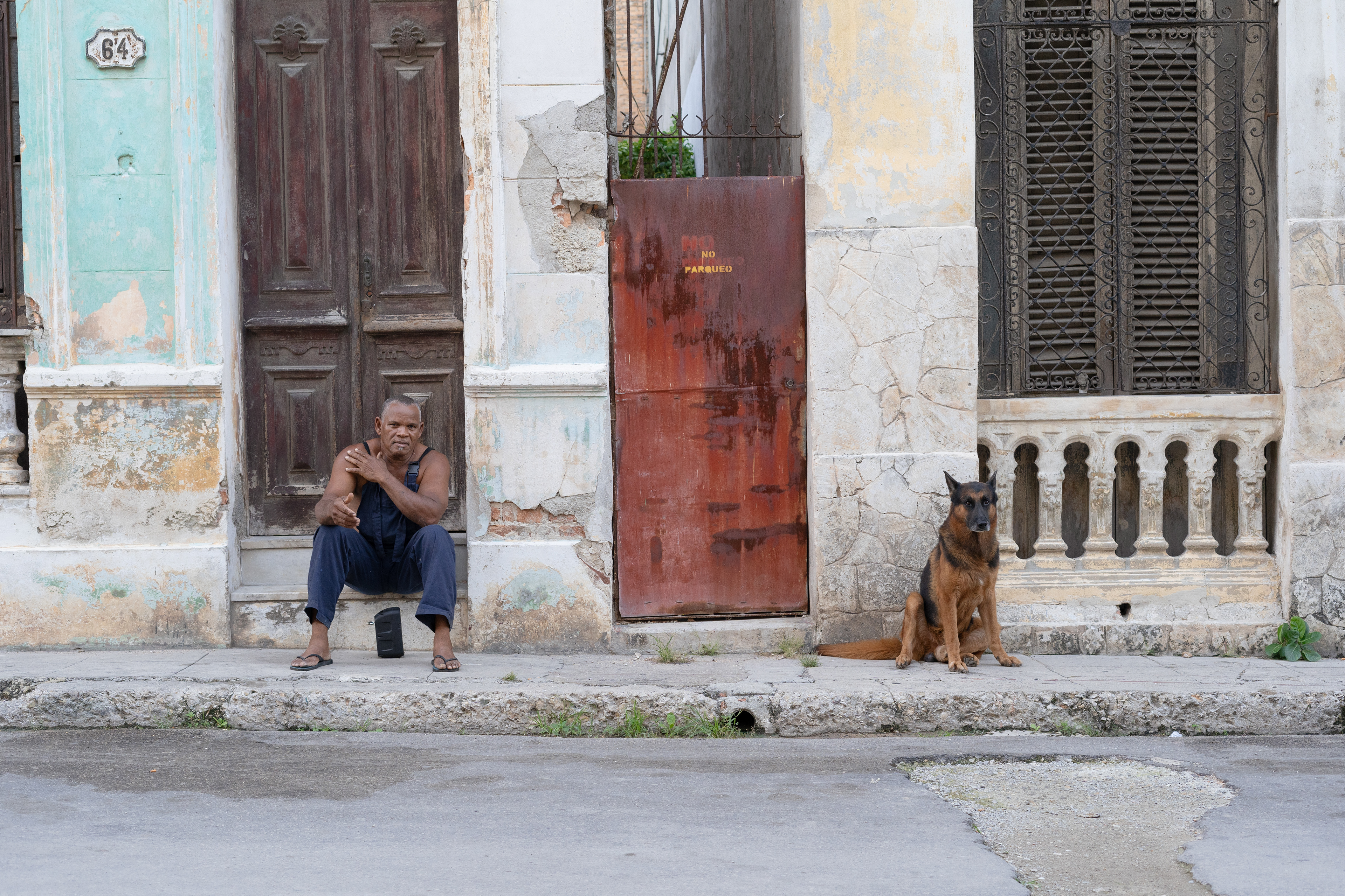 Sergio y su perro. 2023. La Habana, Cuba.