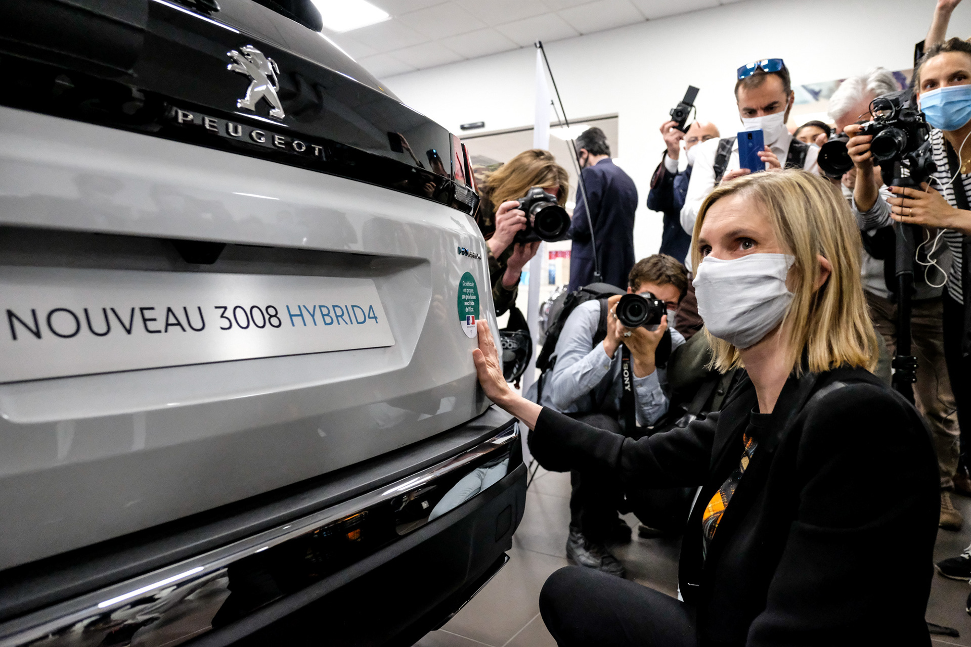 Agnes Pannier-Runacher, alors secrétaire d’État auprès du ministre de l’Economie et des Finances dans une concession automobile PSA a l’occasion de la mise en place du renforcement de la « prime à la conversion » dans le cadre du plan de soutien à l’automobile française touchée par le Covid-19. Paris, le 2 juin 2020.