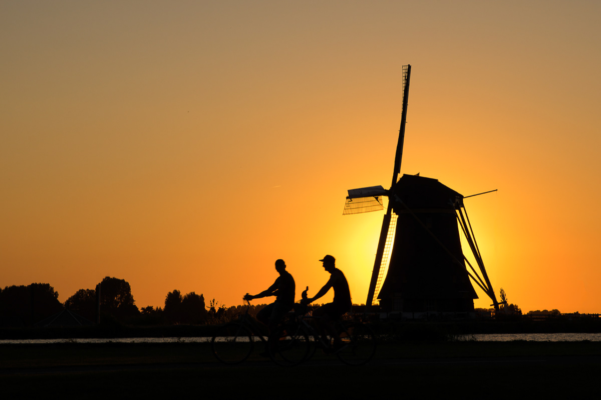 Ondergaande zon achter de vrouwgeestmolen