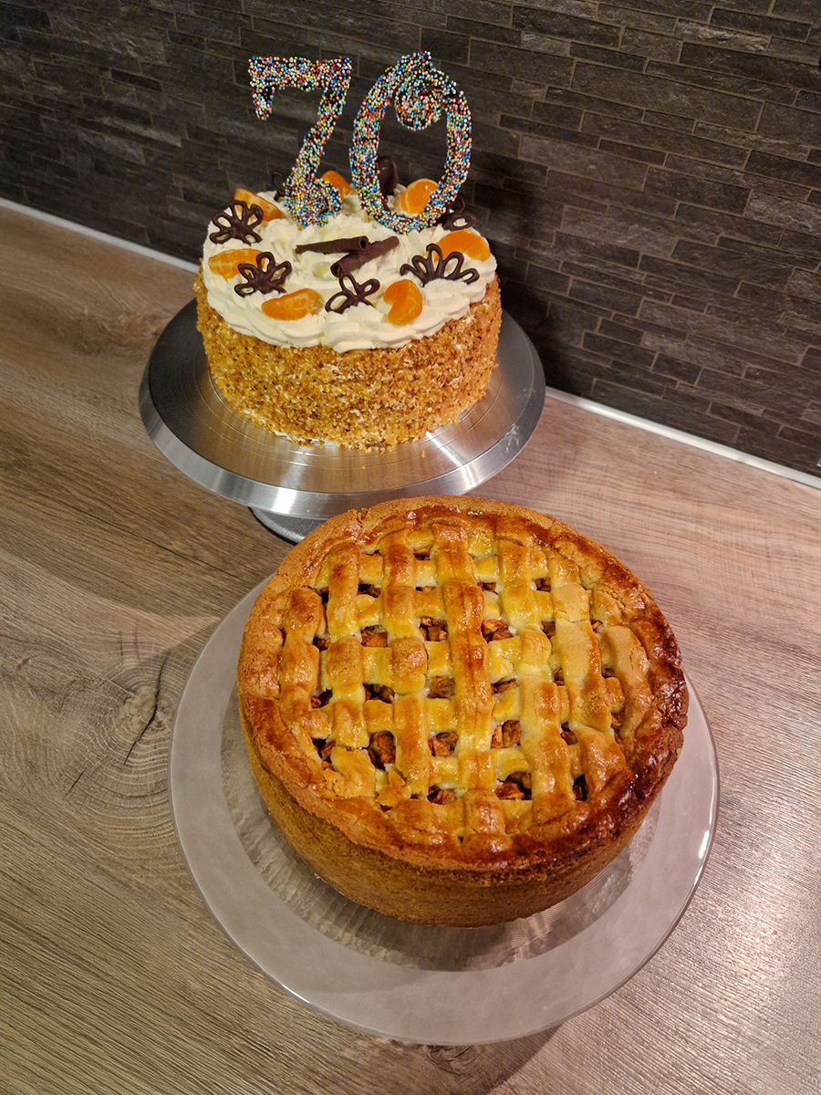 Slagroom en appeltaart voor een jarige gemaakt