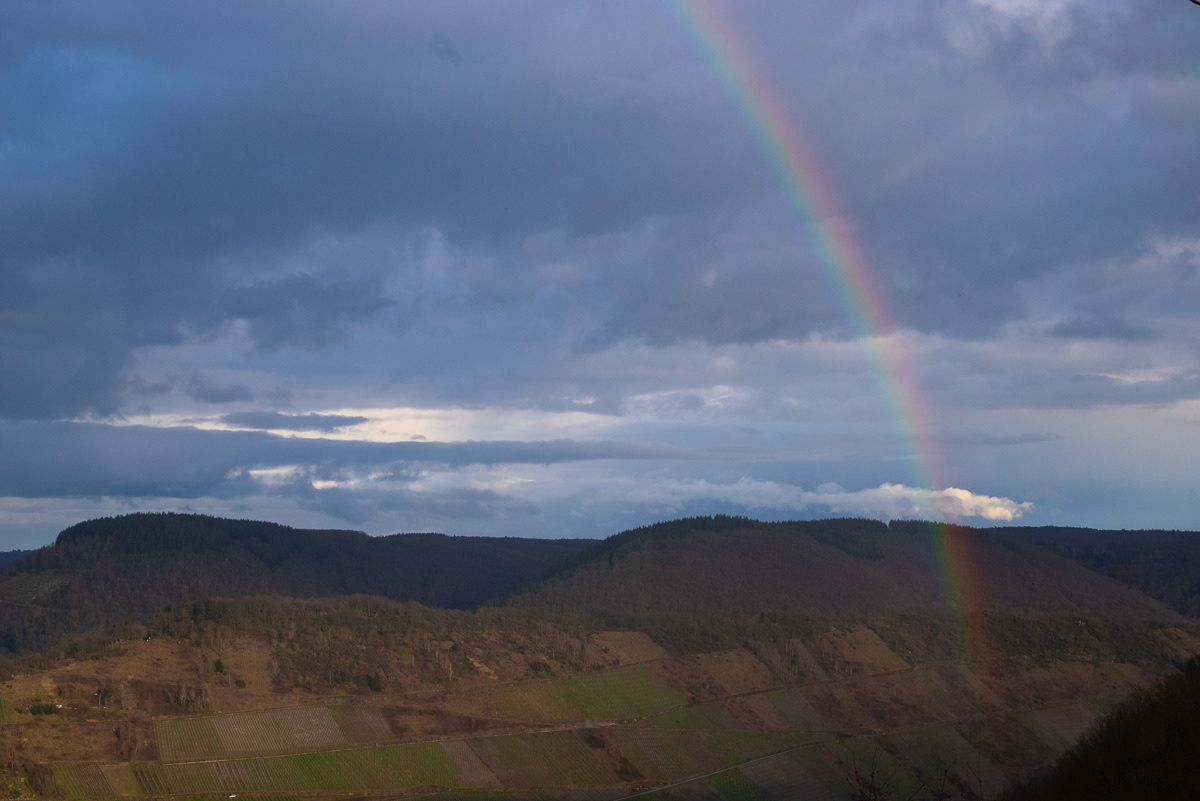 Regenboog boven de bergen