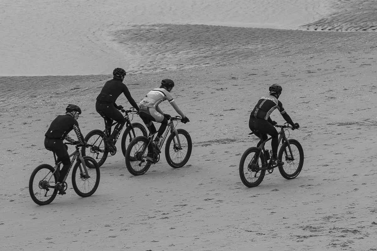 Fietsen en uitwaaien op het strand