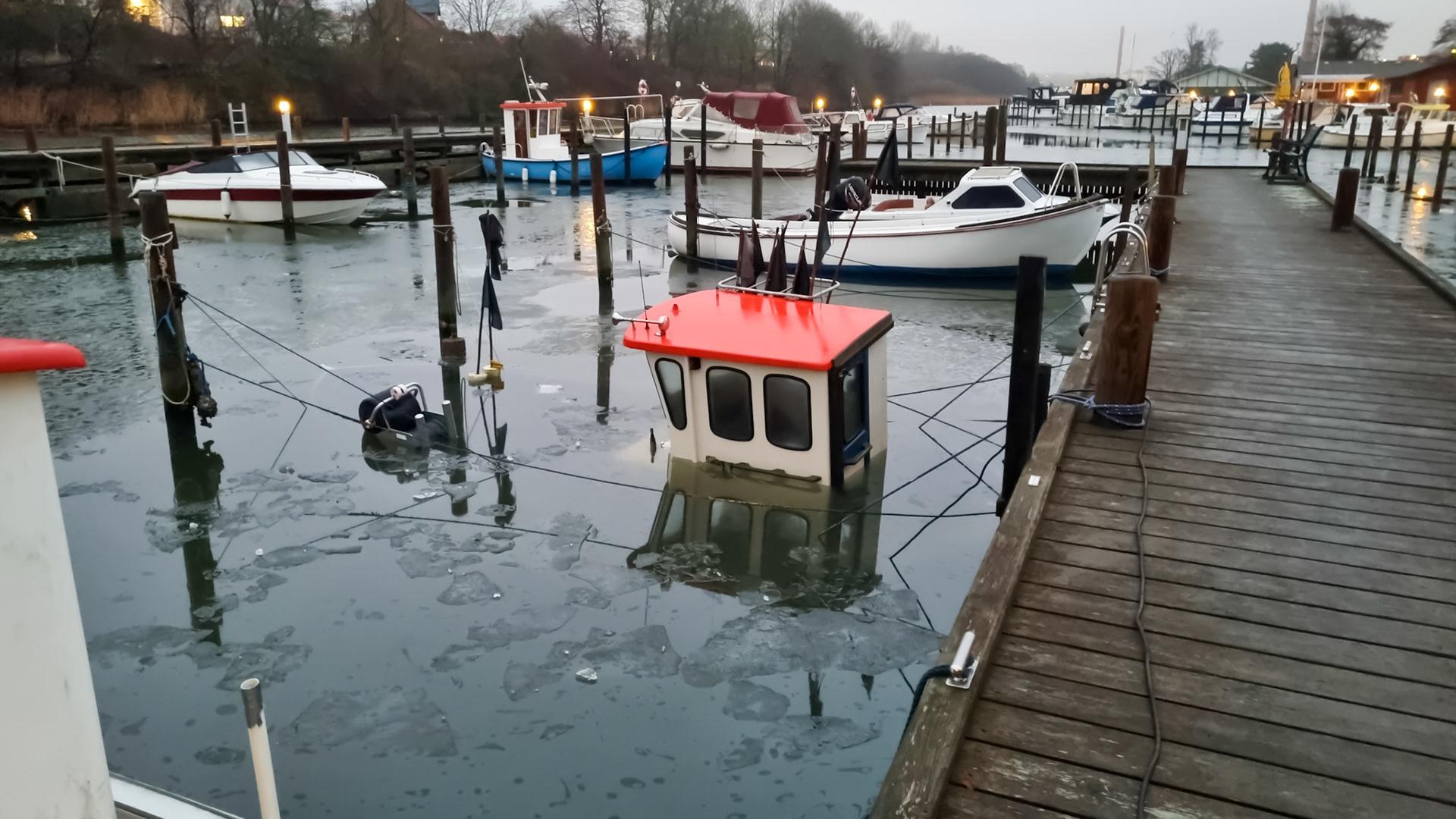 Sunket fiskekutter ved Næstved Havn