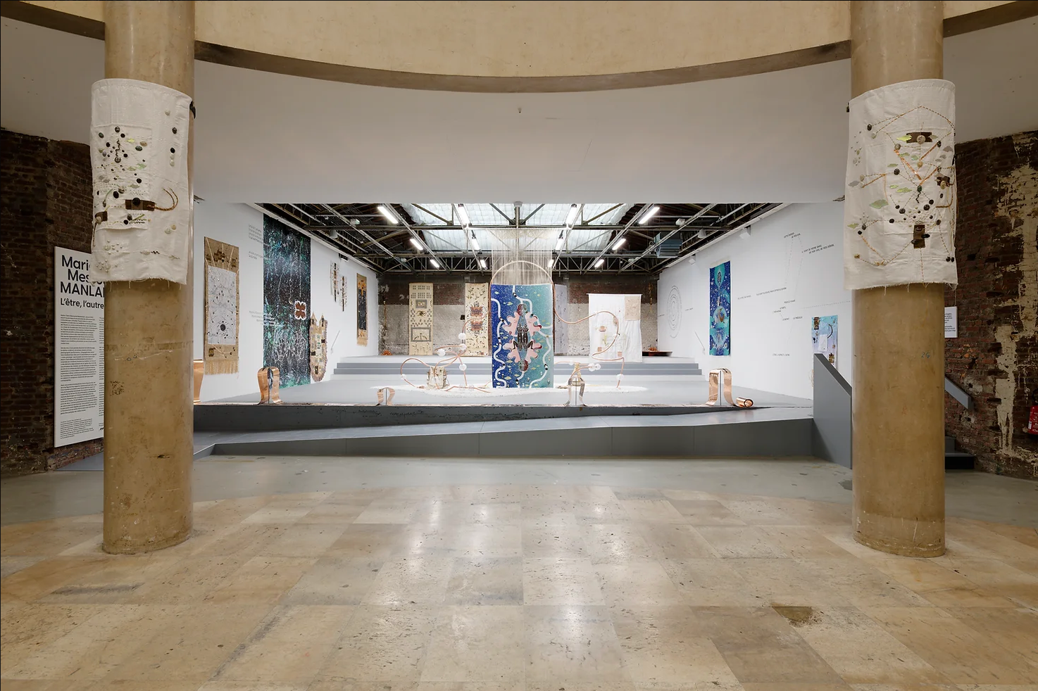 Vue du cartel d’entrée durant l’exposition (à gauche)