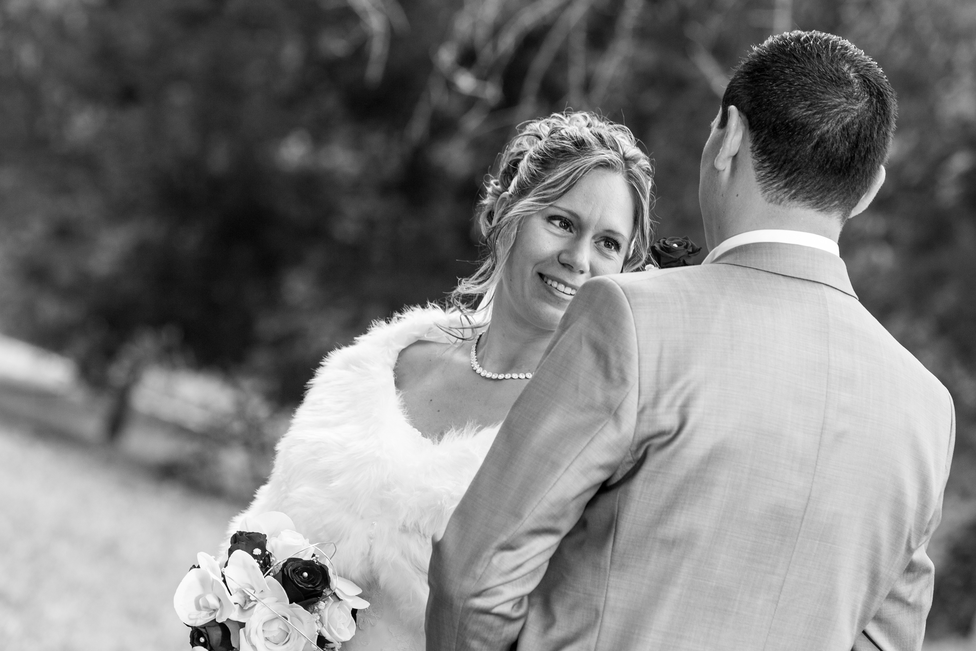 Mika, photographe de mariage vous enmène en pleine nature pour vos séances photo de couple le jour de votre mariage photo by mika pollet tous drois réservés