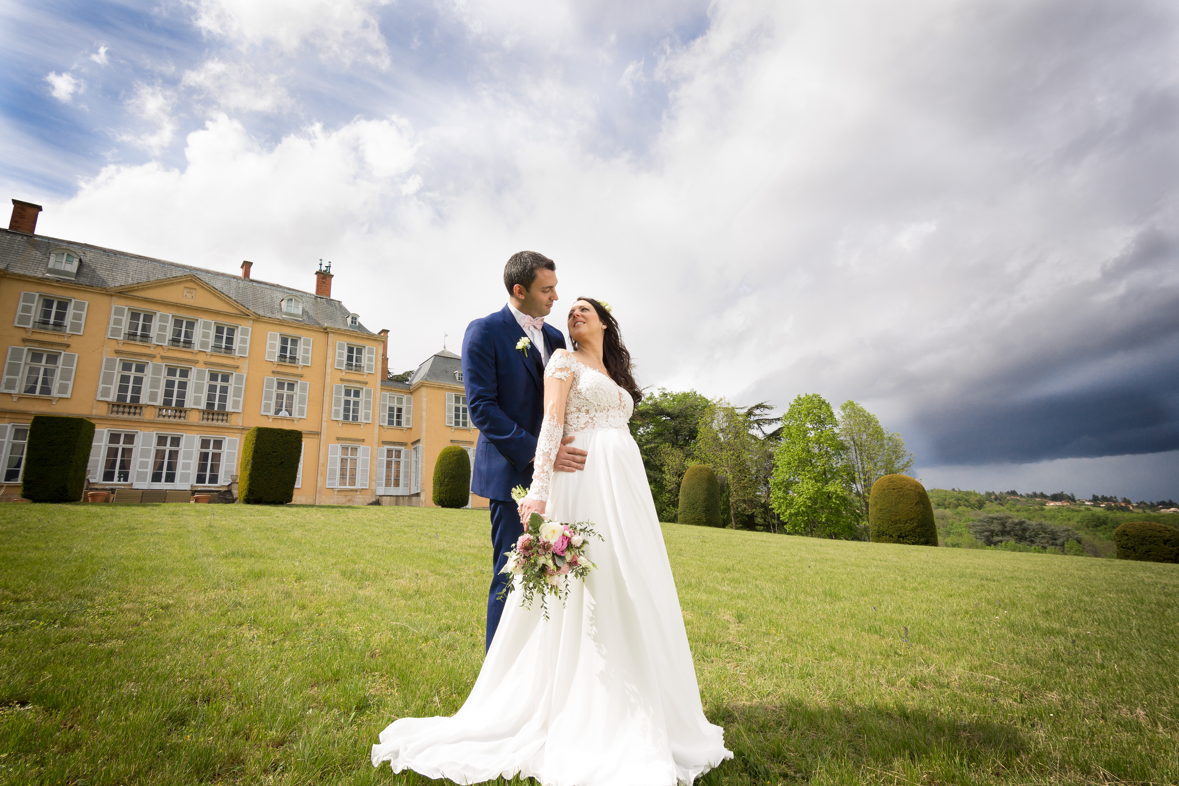 le chateau de st trys accueille à anse les mariés dans leur magnifique domaine perché sur les hauteurs de anse. photo de couple de mariés par mika pollet photographe a anse