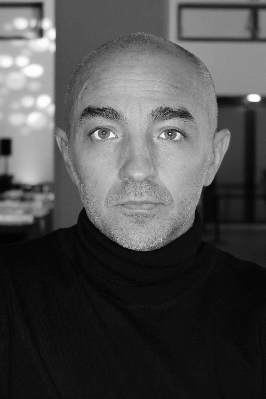 Photo portrait de Mika Pollet, photographe professionnel situé à Anse dans le département su Rhône.