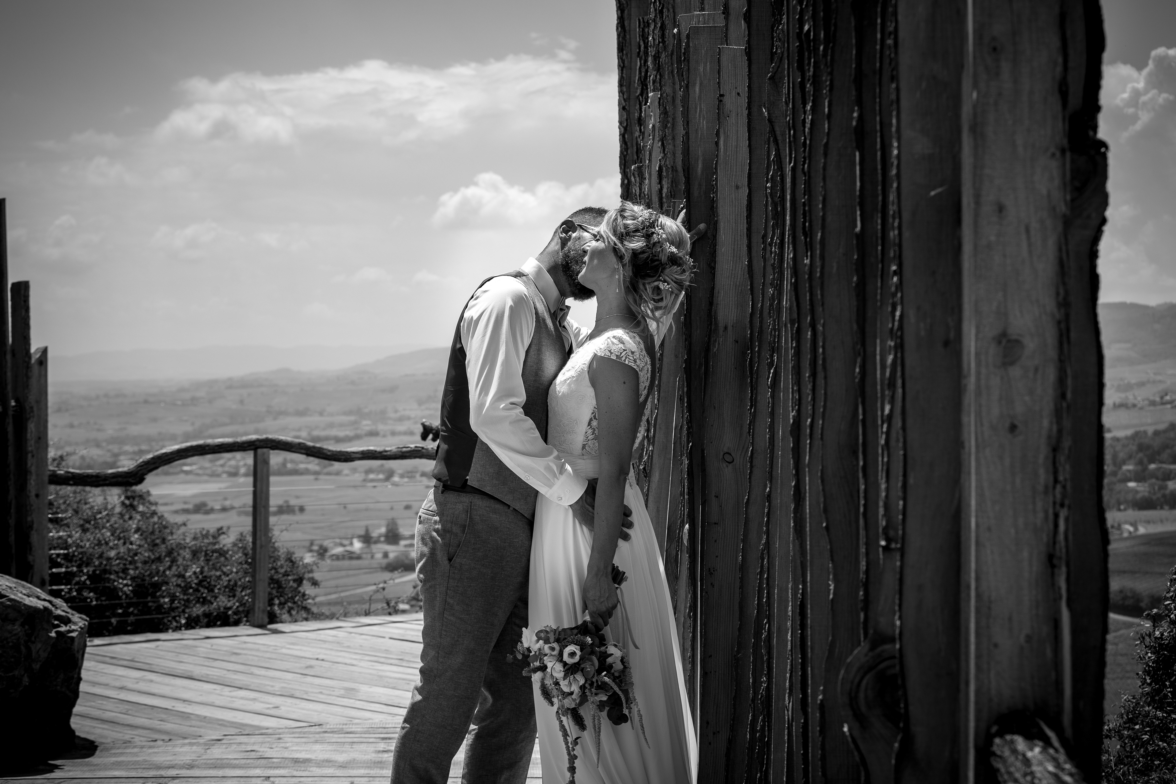 quelque part en beaujolais shooting mariage couple par votre photographe mika pollet tous droits réservés