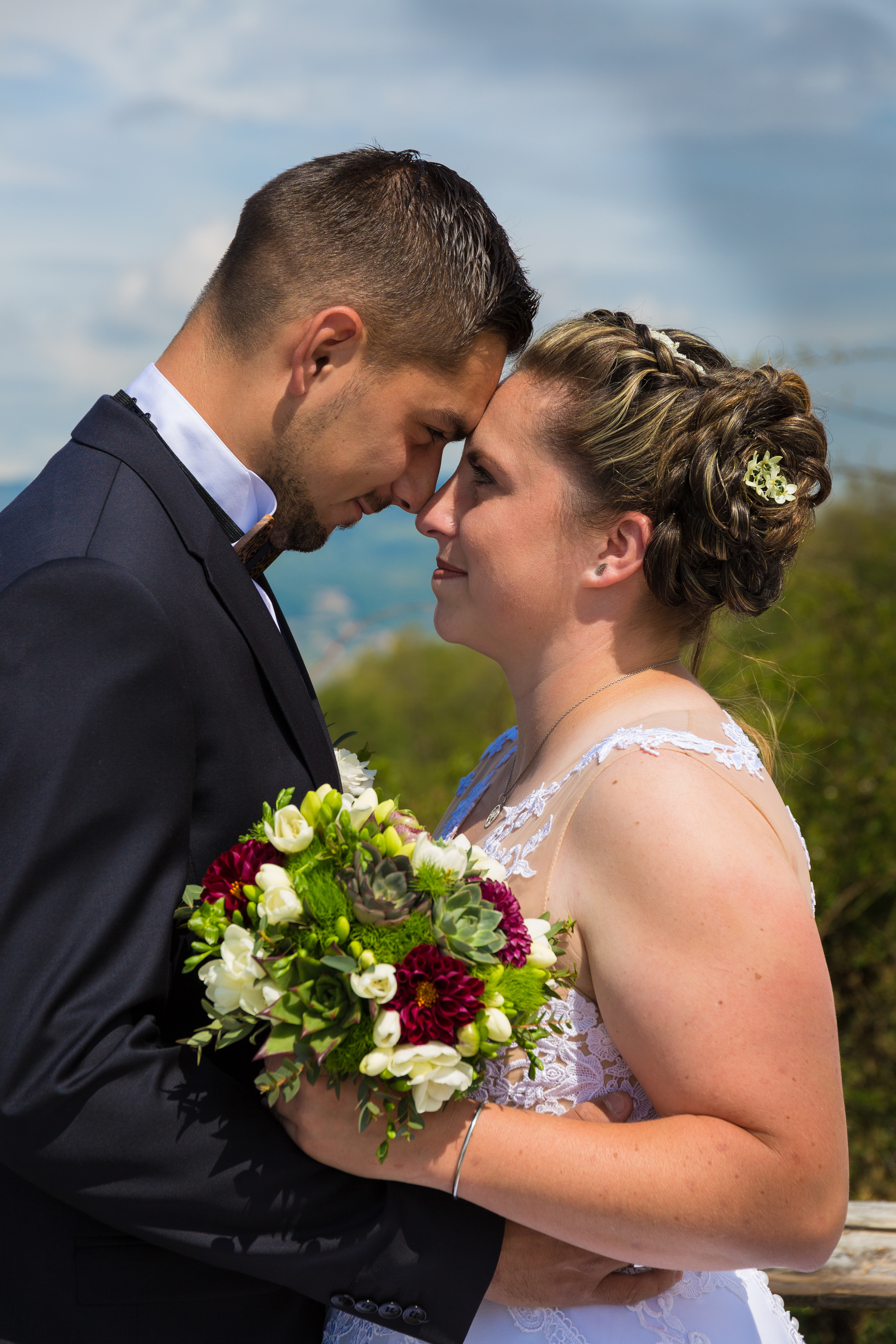 photo de couple mariage mont brouilly beaujolais by mika pollet photographe pro