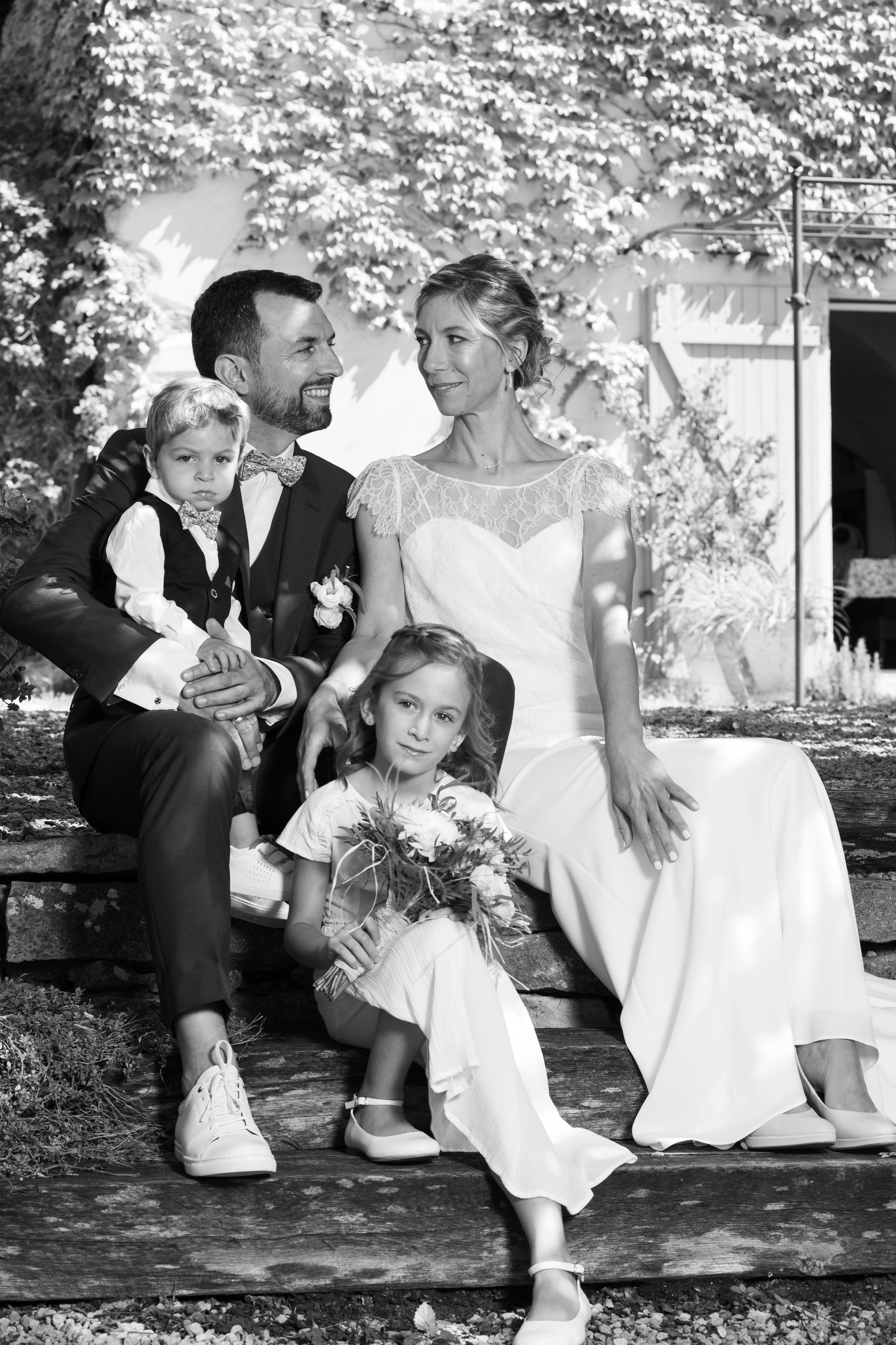 photo de famille mariage en beaujolais par mika pollet photographe professionnel