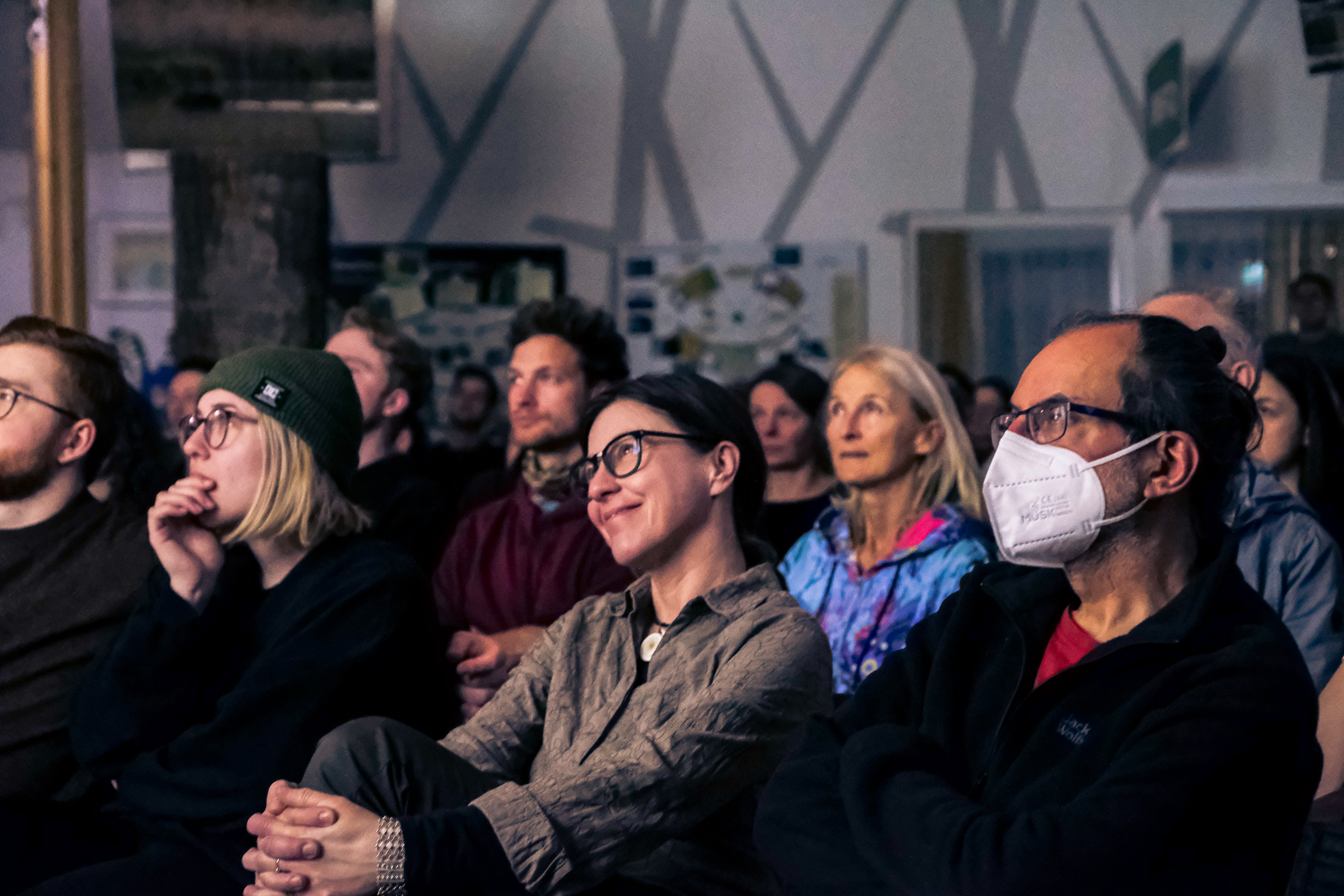 The audience showed great interest in the pollution of running water.