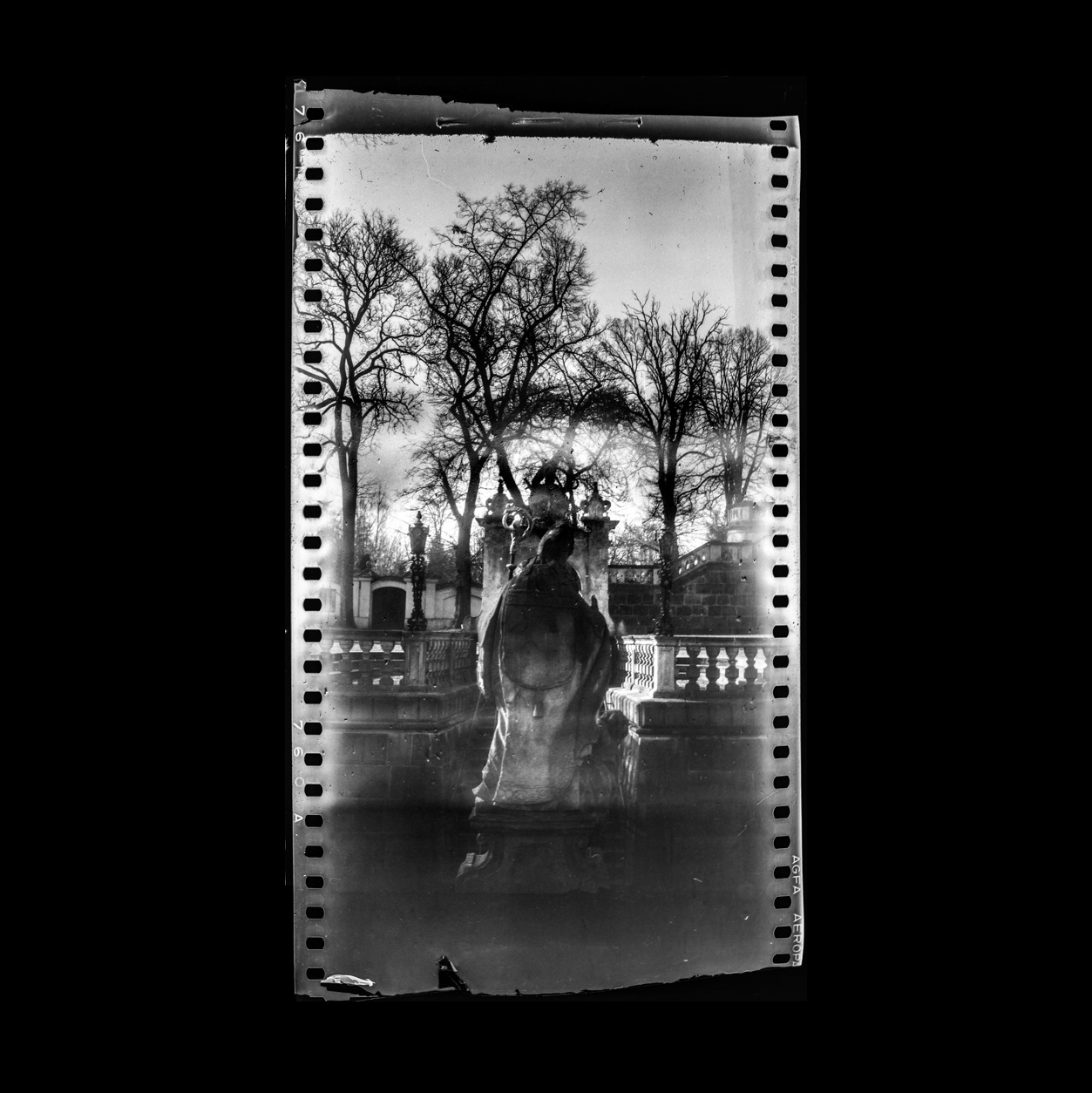 "Kościół?", odbitka stykowa, papier barytowy Ilford, 24 x 30 cm