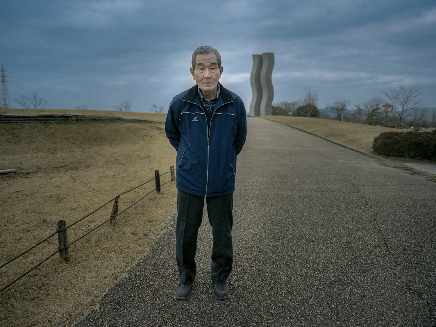 I kept my father away as much as possible. When I returned to my hometown temporarily, it was obvious that my mother was probably more stressed than my father, so I sometimes took my mother out on overnight trips to give her some free time from my father. However, in the face of my father's inevitable dementia, I began to wonder if it was right to keep him away from me as I had done in the past. No matter what I did to my father here and now, it would all eventually be forgotten, but my own memories would remain for some time to come. I knew that nothing I did now would make any difference, but I didn't want to make myself look bad by doing nothing. I sometimes took my father and mother to Nara and Kyoto, which are close to my hometown.It was the kind of outing that no one would enjoy, but no one would be bothered either.