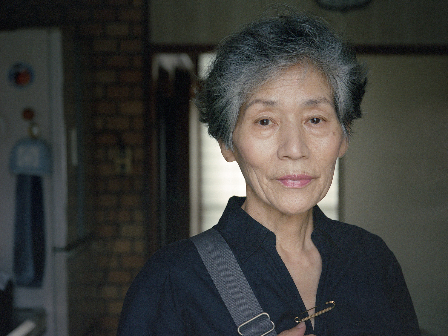 My mother weathered the major storms of the past few months alone. After my father suddenly collapsed, the situation took an unexpected turn. On the positive side, my father's hospitalization after his collapse relieved her of the difficulties of caring for him at home, but even so, there were still many procedures to go through in order to get one elderly person to see a doctor at the hospital. In between visits, my mother made frequent phone calls to the hospital and city hall, went to the counter and quietly worked through the process, and sometimes enlisted the help of relatives and friends to get my father admitted to the hospital without incident. In the end, my father was unreliable to the very end, but my mother, as always, pulled through with her strong will. My mother and I joked, "I have many things to say to my father, but since he was admitted to the hospital at the end without causing us much trouble, I won't complain.”