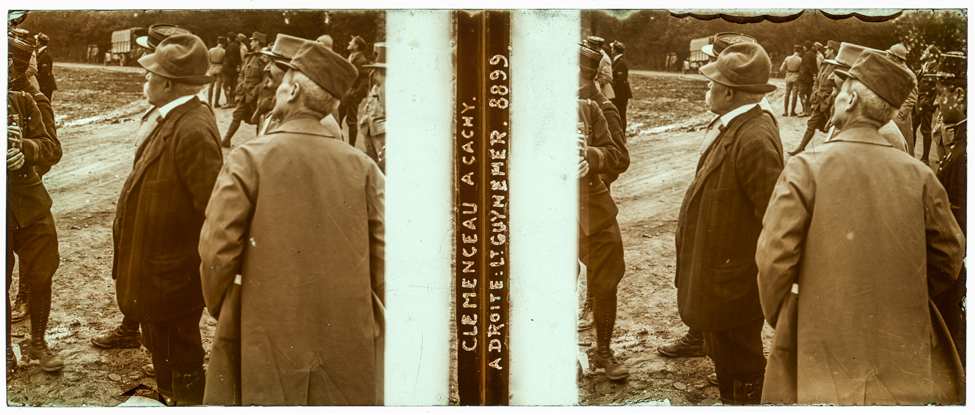 0320_ "Clémenceau à Cachy. A droite : lieutenant Guynemer 8899"