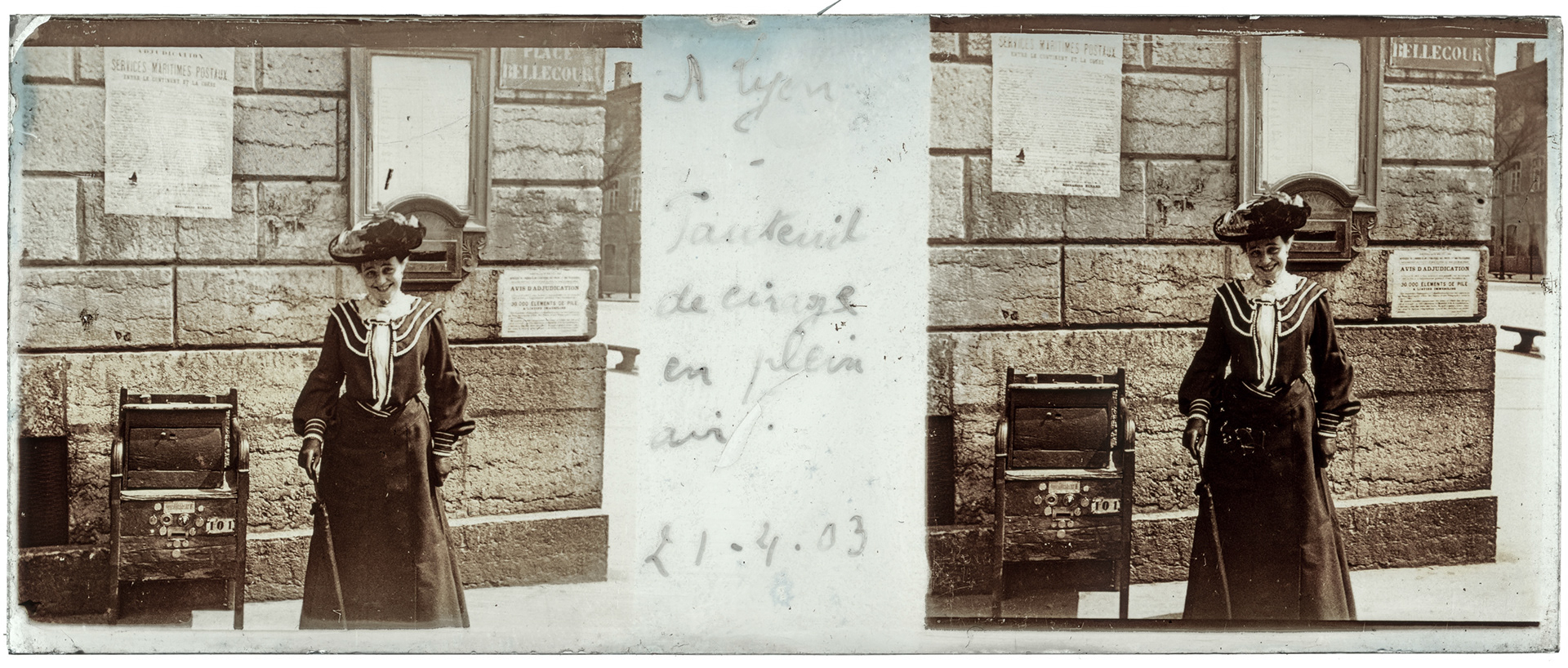 1949_ France-Lyon place Bellecour - 1903 - "A lyon - Fauteil de cirage en plein air - 21 - 04 - 1903"