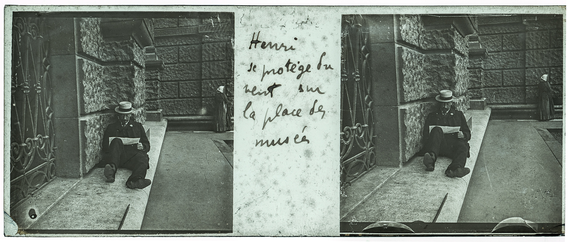 0161_ France-Paris Place du Louvre - "Henri se protège du vent sur la place des musées"