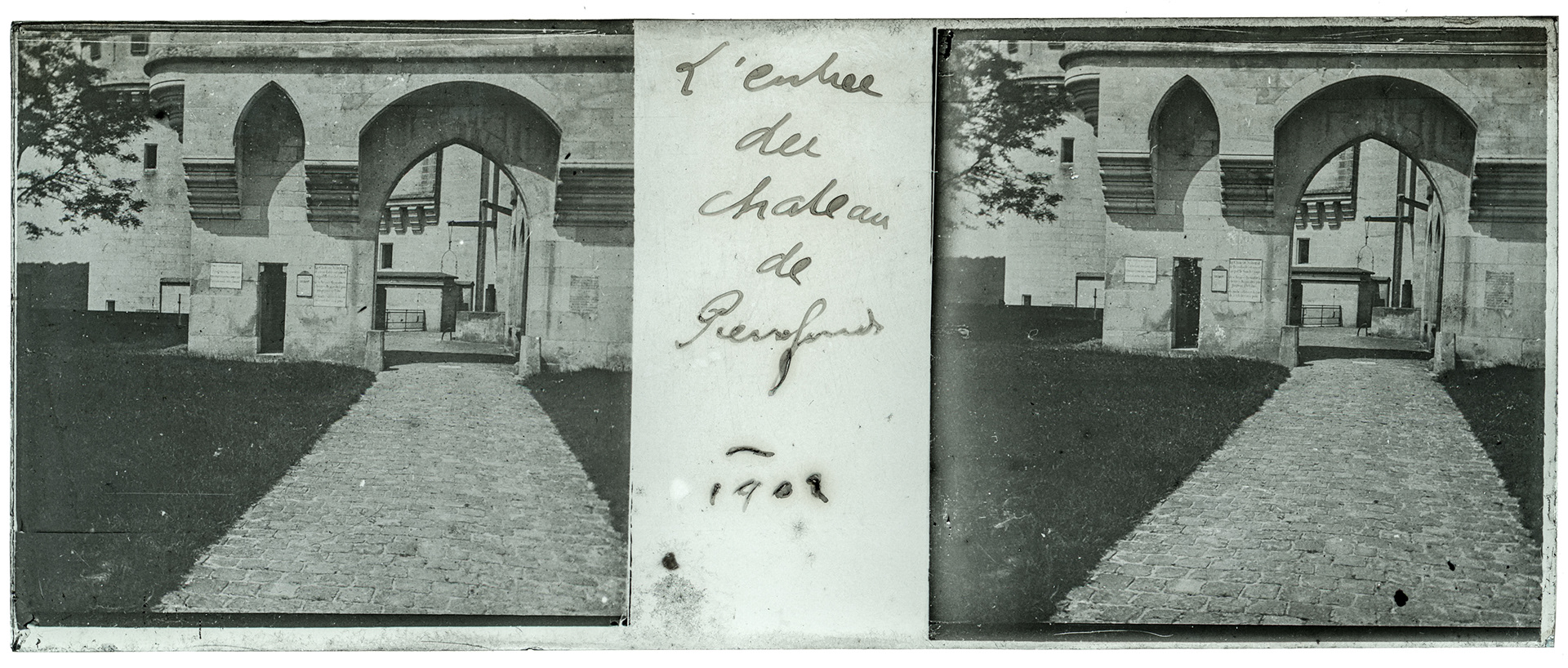 1225_ France-Pierrefonds chateau de Pierrefonds - 1902 - "L'entrée du chateau de Pierrefonds - 1902"