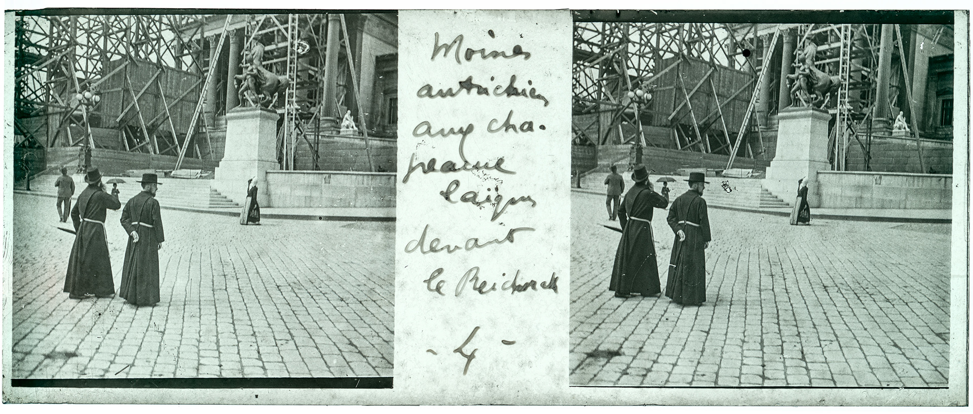 1167_ Autriche-Vienne Parlement - 1902 - "Moines autrichiens aux chapeaux laïques devant le Reichstrat - 4"