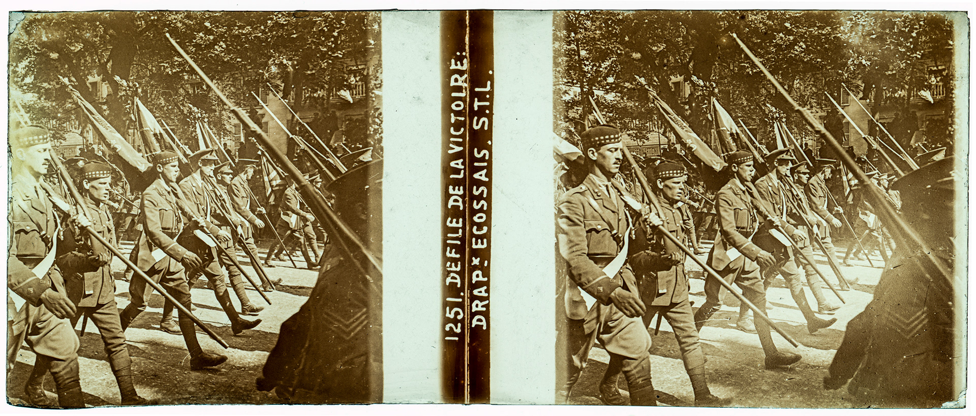 0112_ France-Paris - 14 juillet 1919 - "1251 Défilé de la Victoire : Drapeaux Ecossais STL"