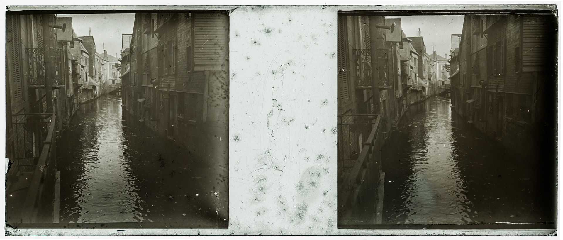 0033 _ France-Pont-Audemer - La risle  - rue Thiers