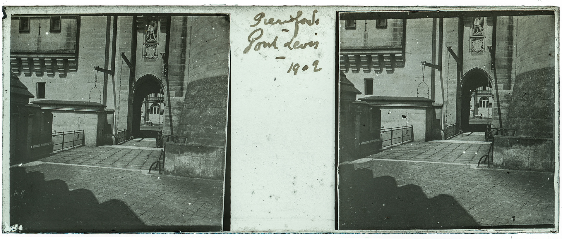 0241_ France-Pierrefonds Chateau de Pierrefonds - 1902 - "Pierrefonds Pont levis - 1902"