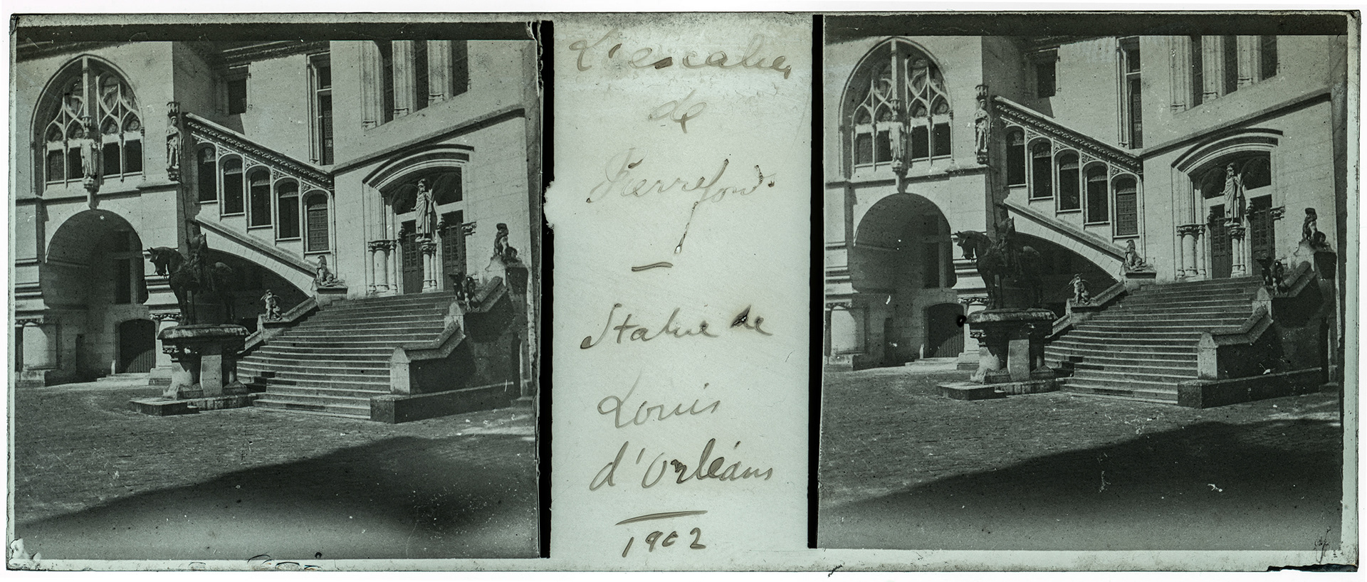 0237_ France-Pierrefonds Chateau de Pierrefonds - 1902 - "L'escalier de Pierrefonds - Statue de Louis d'Orléans - 1902"