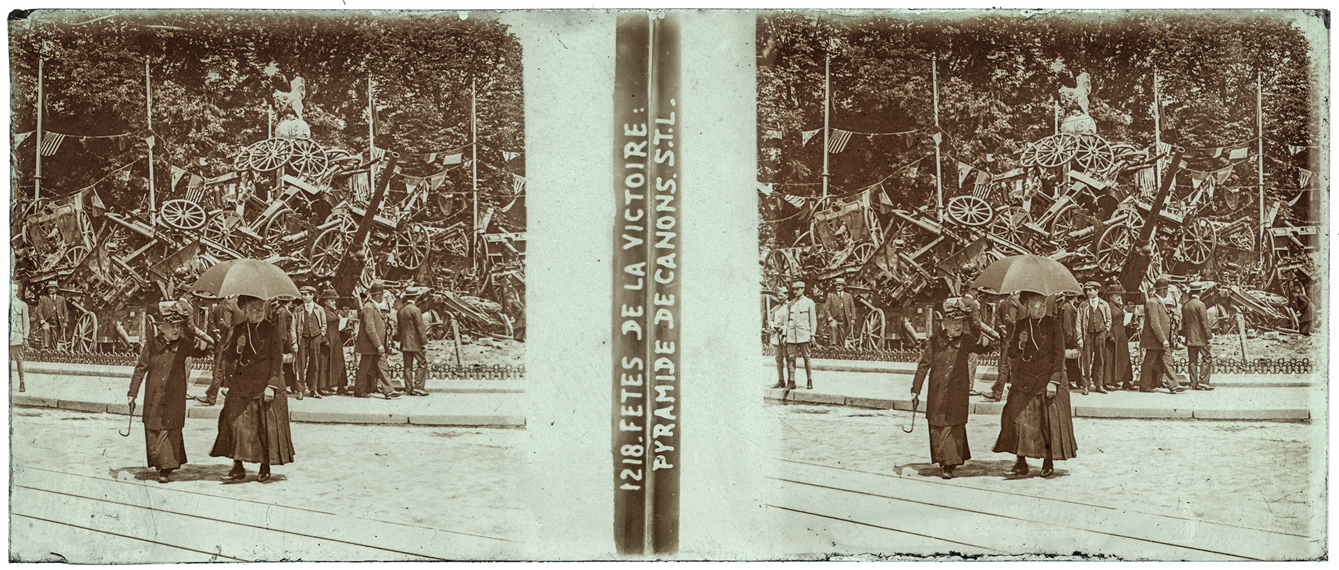 1885  _ France-Paris rond point des Champs-Elysées - 14 juillet 1919 - "1218 - Fêtes de la victoire : Pyramide de canons S.T.L."