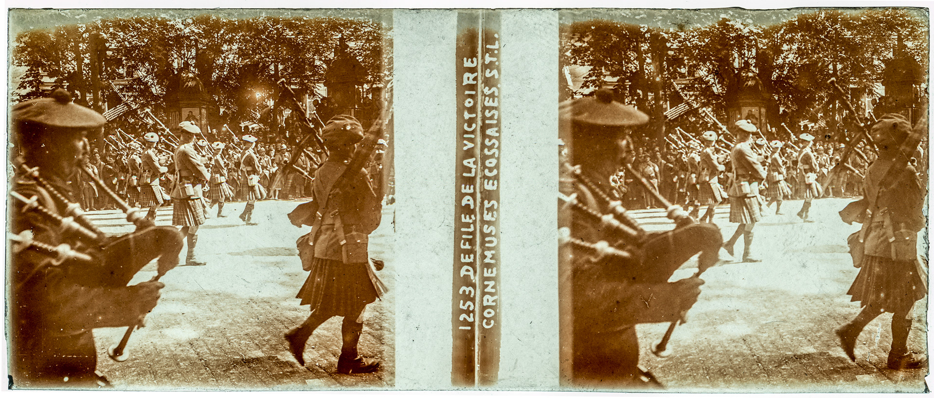 0939_ France-Paris - 1919 - "1253 Défilé de la victoire cornemuses écossaises S.T.L."