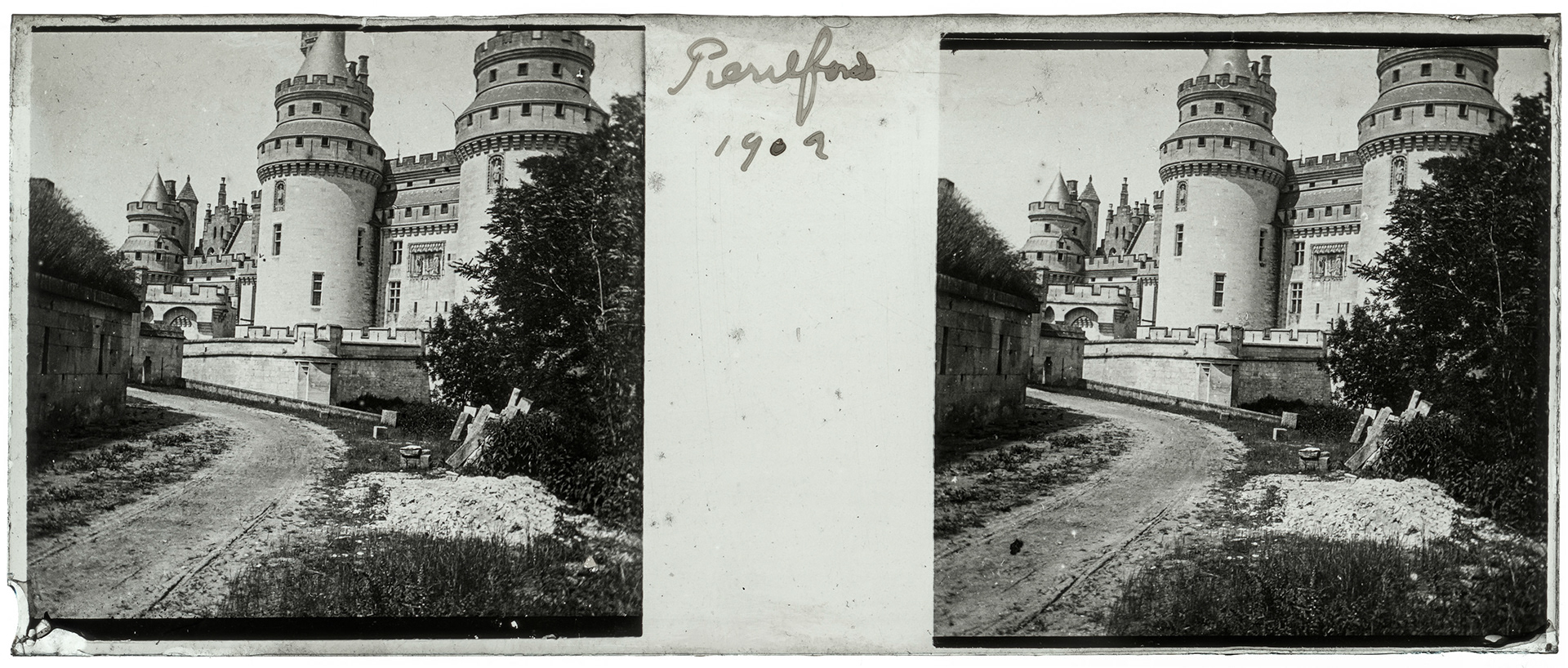 2079_ France-Pierrefonds Chateau de Pierrefonds - 1902 - "Pierrefonds 1902"