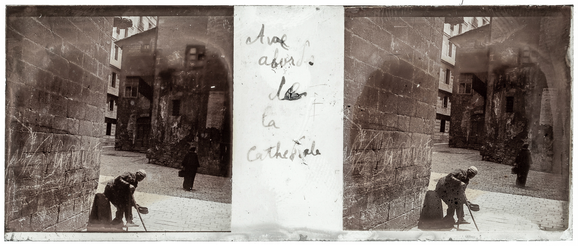 2083_ "Aux abords de la Cathédrale"