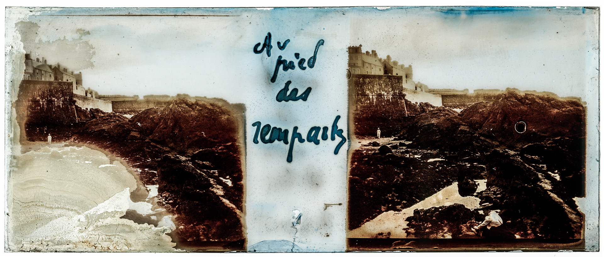 0077_ France-Saint-Malo - "au pied des remparts"