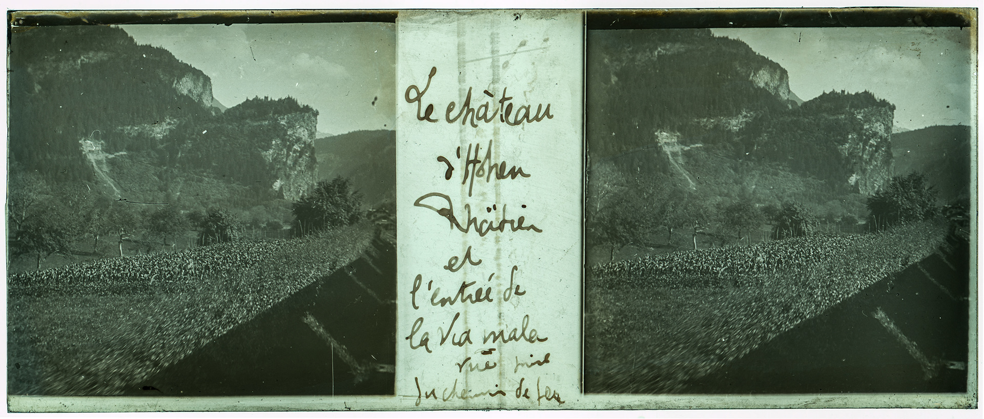 0203_ Suisse-Thusis-Hohenrätien - "Le chateau d'Hohen Rhätien et l'entrée de la Via mala vue prise du chemin de fer"