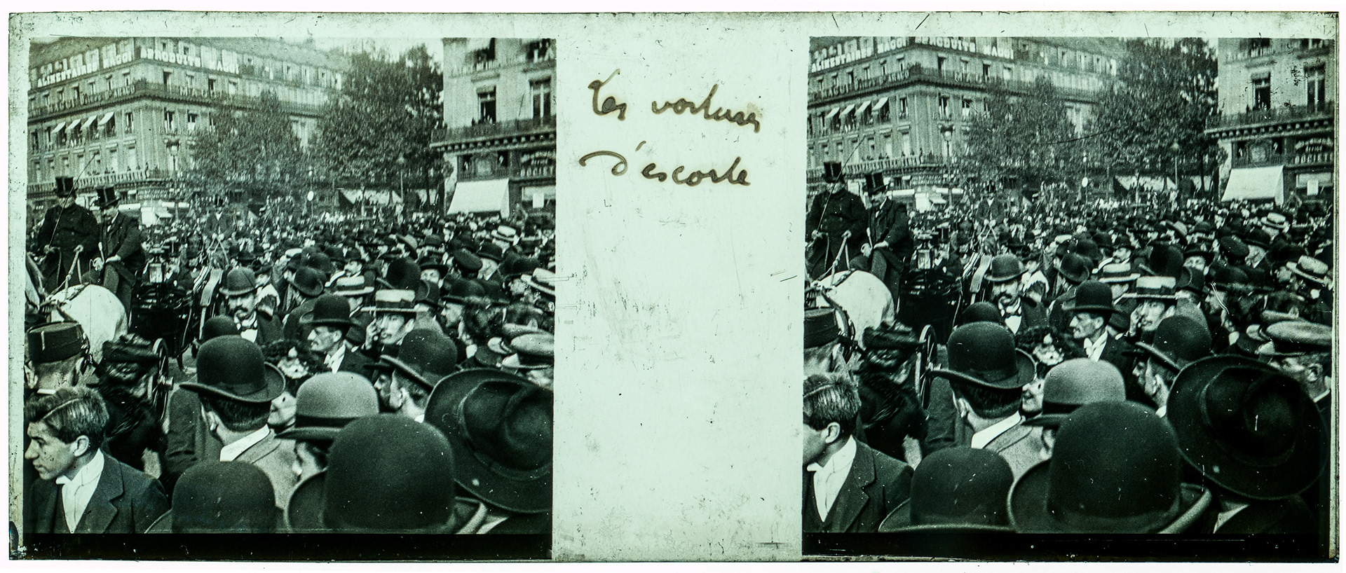 0127_ France-Paris Place de l'Opéra- "Les voitures d'escorte"