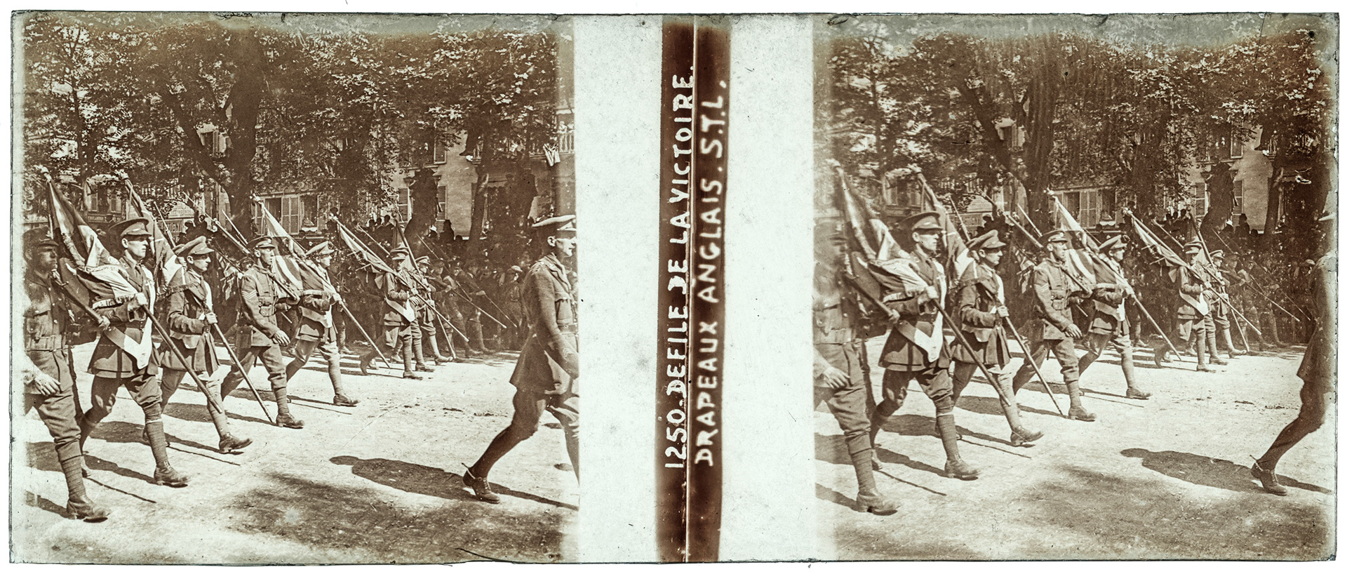 1305_ France-Paris Champs-Elysées - 14 juillet 1919 - "1250 Défilé de la victoire : Drapeaux anglais S.T.L"