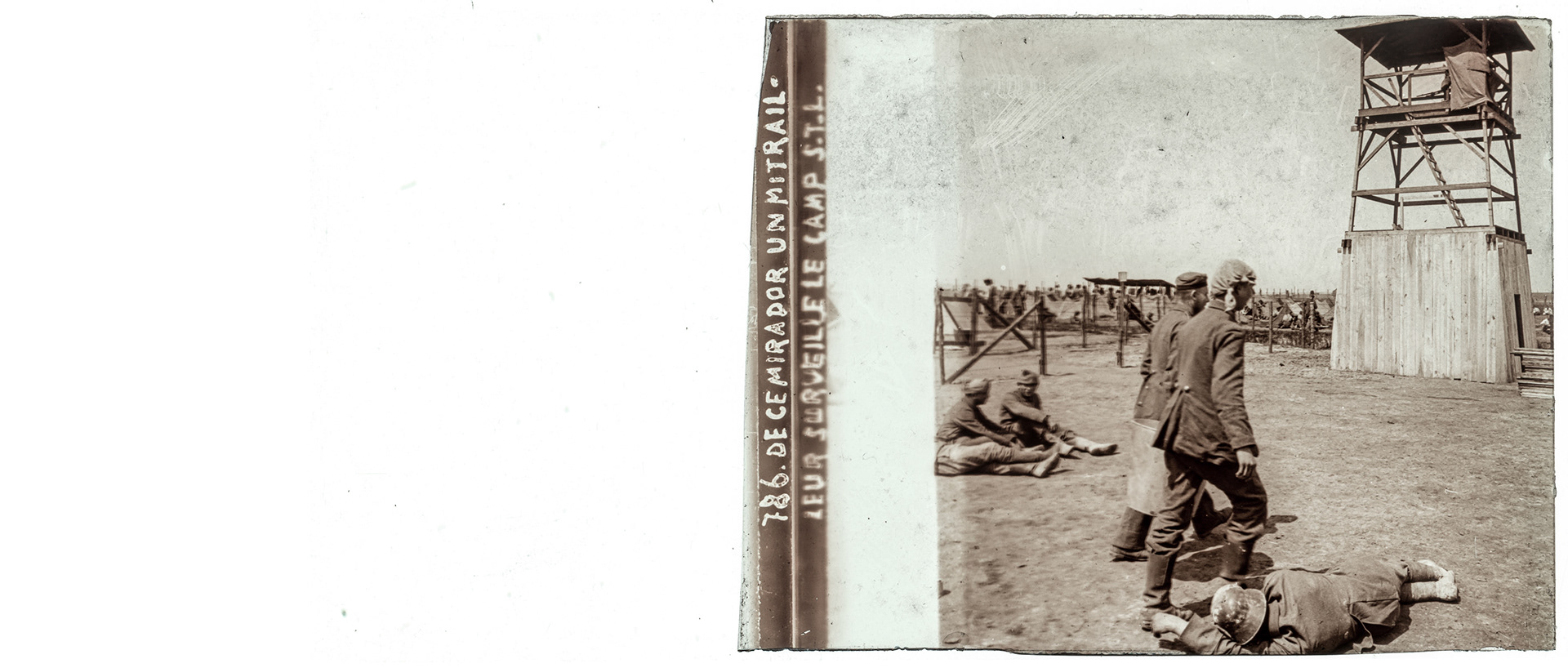 1765_ "786 - De ce mirador un mitrailleur surveille le camp S.T.L."