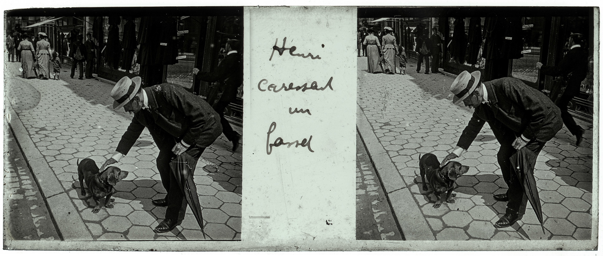 2187_ "Henri caressant un basset"