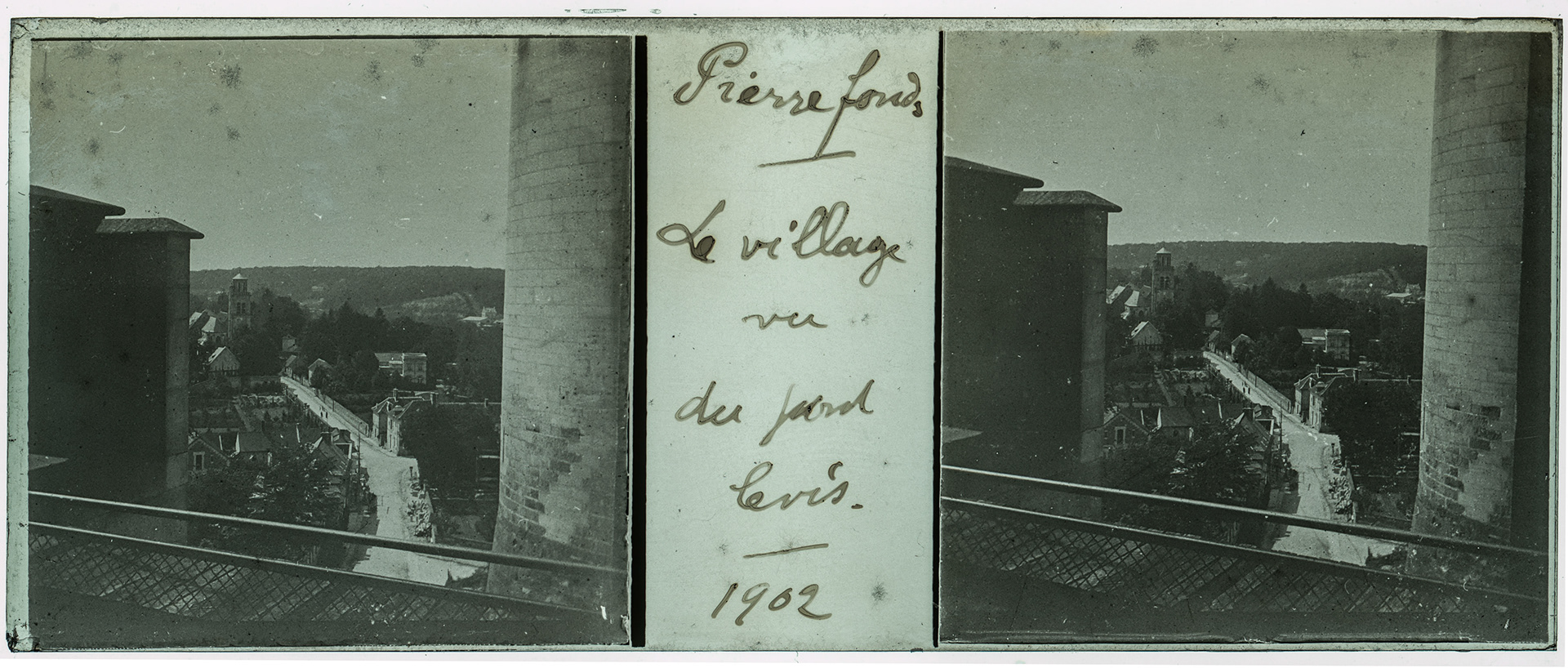 0239_ France-Pierrefonds Chateau de Pierrefonds - 1902 - "Pierrefonds - Le village vu du pont levis - 1902"