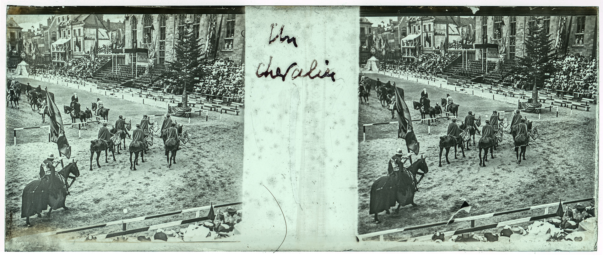 0855_ Belgique-Bruges Grand Place - "Un chevalier"