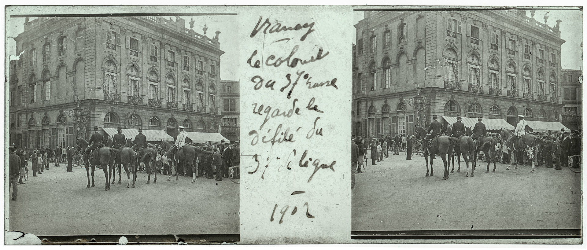 1862_ France-Nancy Place Stanislas - 1902 - "Nancy - Le colonel du 37e husse regarde le défilé du 37 de ligne - 1902"