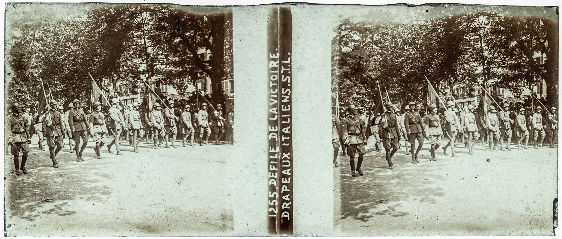 1323_ France-Paris-Champs-Elysées - 1919 - "1255 Défilé de la victoire : Drapeaux italiens S.T.L"