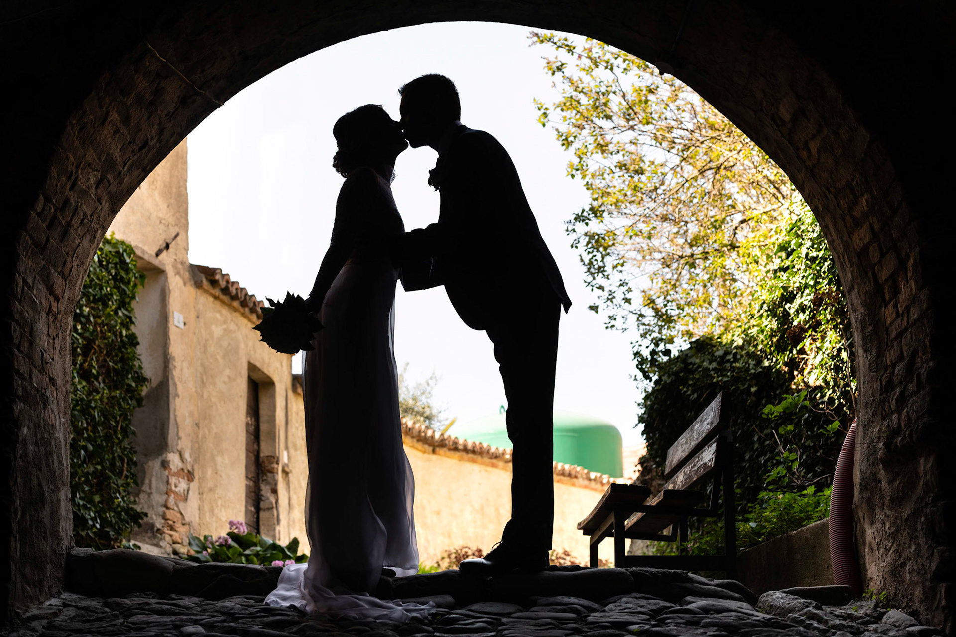 Un dolce bacio sotto l'arco