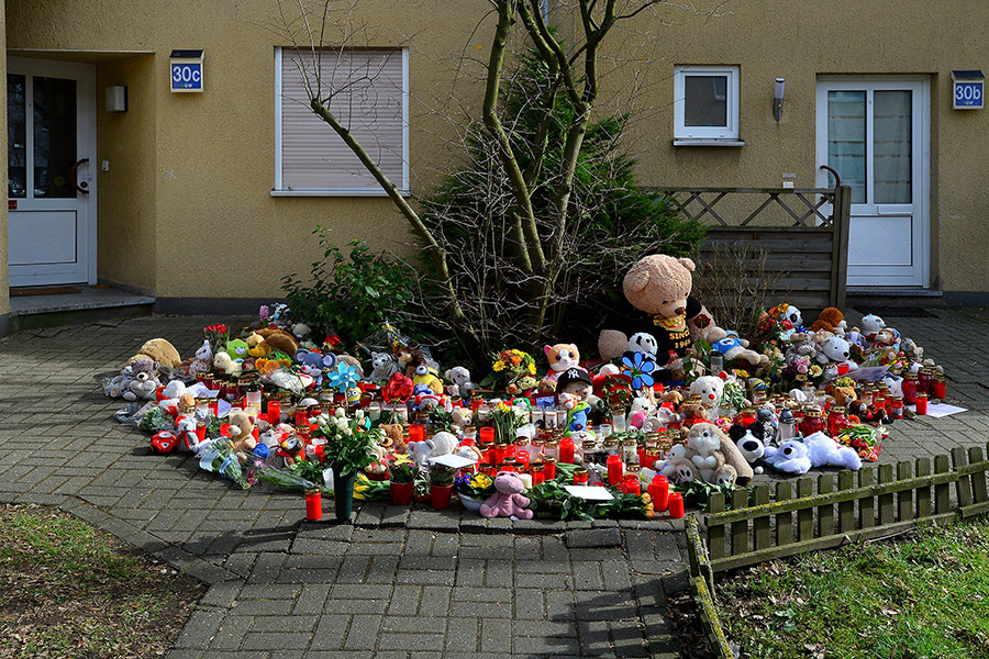 Candles, flowers and stuffed animals are placed in front of the parents' house of murdered 9 year old boy Jaden in Herne, Germany, 08 March 2017. (Photo by Sascha Steinbach/epa)