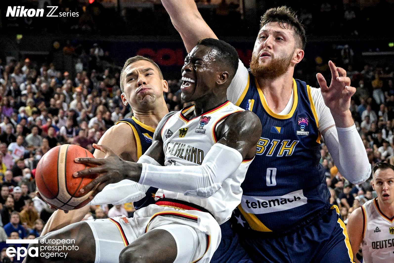 Dennis Schroeder of Germany (C) in action against Emir Sulejmanovic (L) and Jusuf Nurkic (R) of Bosnia and Herzegovina during the FIBA EuroBasket 2022 group B stage match between Germany and Bosnia and Herzegovina in Cologne, Germany, 03 September 2022.